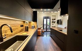 Four Seasons - The Crown Apartment